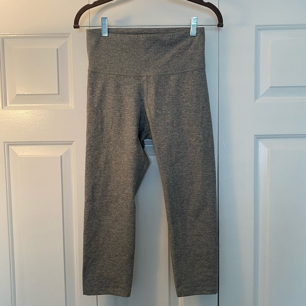 Old Navy Compression Cropped Leggings - Picture 3 of 5